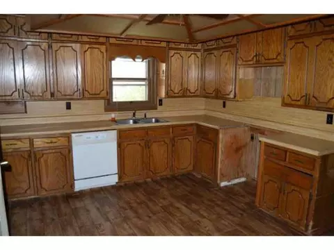 906 E Walnut St, Tecumseh, OK 74873 photo 3