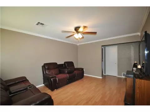 222 E Cherry Ave, Yukon, OK 73099 photo 4