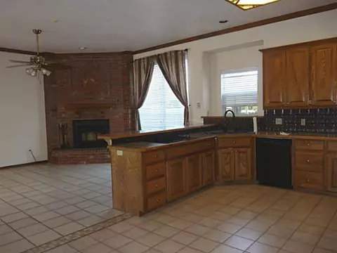 133 E Olympic Dr, Yukon, OK 73099 photo 3