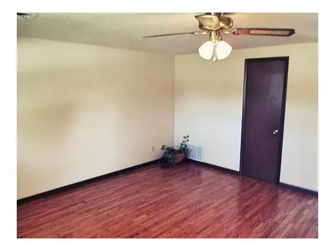 203 E Willow Pl, Yukon, OK 73099 photo 3
