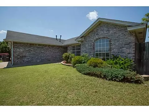 1909 Bluegrass Ct, Moore, OK 73160 photo 3