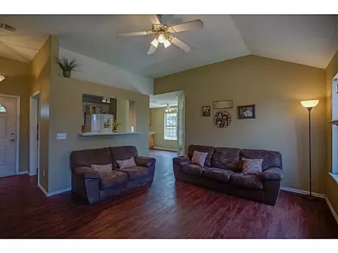 1909 Bluegrass Ct, Moore, OK 73160 photo 4