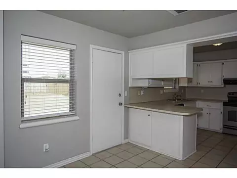 517 Post Oak Ln, Moore, OK 73160 photo 4