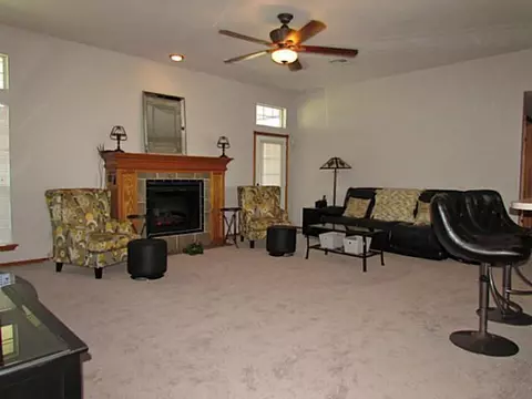 2096 Teal Holw, Tuttle, OK 73089 photo 2