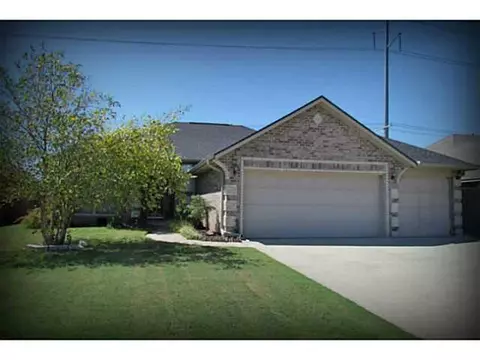 2505 Thomas Dr, Moore, OK 73160 photo 1