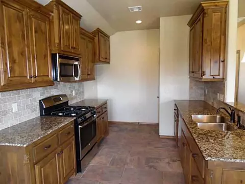913 Ridgeway Dr, Moore, OK 73160 photo 5