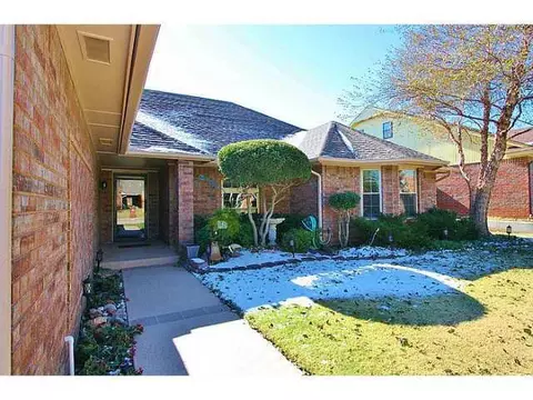 136 E Olympic Dr, Yukon, OK 73099 photo 2