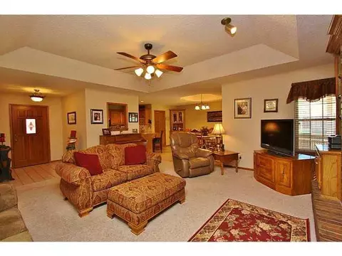 136 E Olympic Dr, Yukon, OK 73099 photo 5