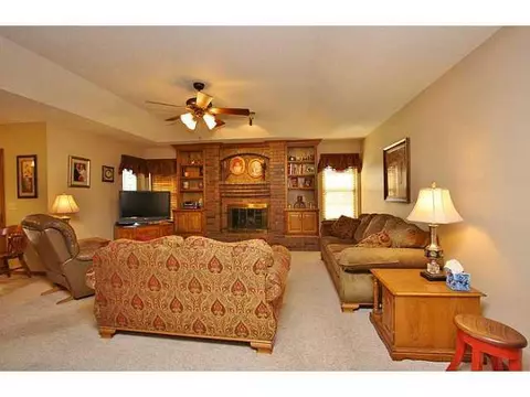 136 E Olympic Dr, Yukon, OK 73099 photo 4