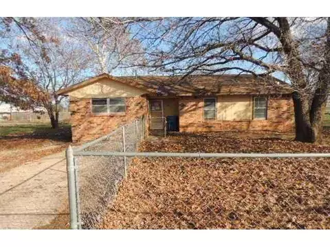 402 NW 1st St, Tuttle, OK 73089 photo 1