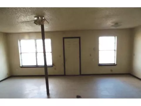 402 NW 1st St, Tuttle, OK 73089 photo 2