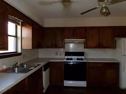 1222 E 4th St, Cushing, OK 74023 photo 3