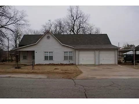 124 S 7th St, Mcloud, OK 74851 photo 2