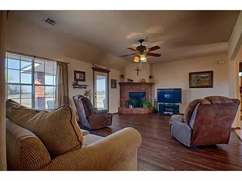 2024 E Rock Creek Rd, Tuttle, OK 73089 photo 4