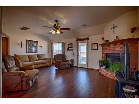 2024 E Rock Creek Rd, Tuttle, OK 73089 photo 3