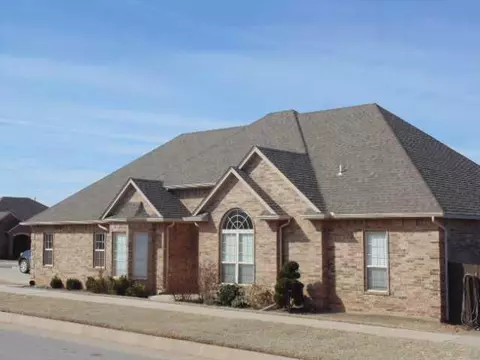 1013 Bryan Dr, Moore, OK 73160 photo 1