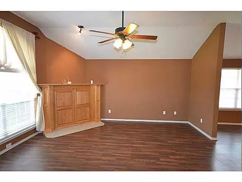 4232 Manhattan Dr, Moore, OK 73160 photo 2