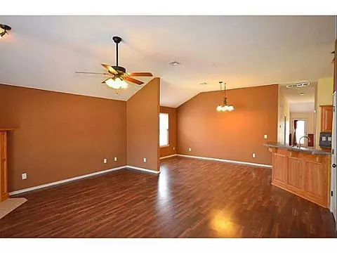 4232 Manhattan Dr, Moore, OK 73160 photo 3