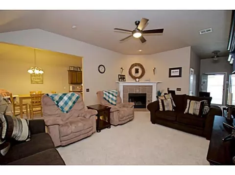 4407 Applegate Dr, Moore, OK 73160 photo 2