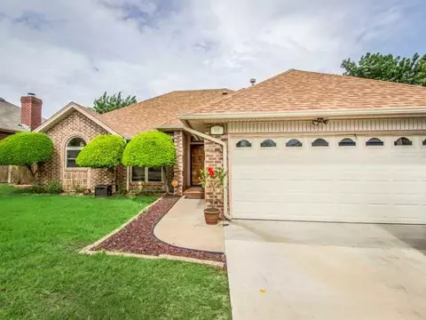 905 Randall Dr, Moore, OK 73160 photo 1