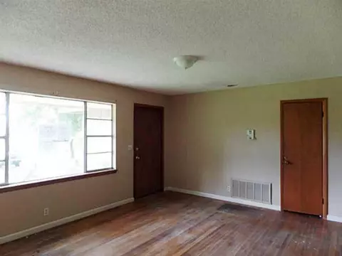 512 E Main St, Tecumseh, OK 74873 photo 2