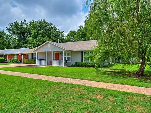 801 Maple St, Yukon, OK 73099 photo 2
