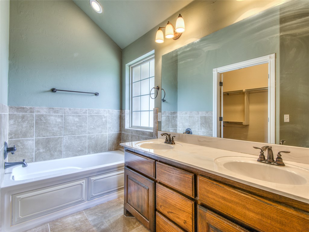 1205 NW 19 St, Moore, OK 73160 photo 23
