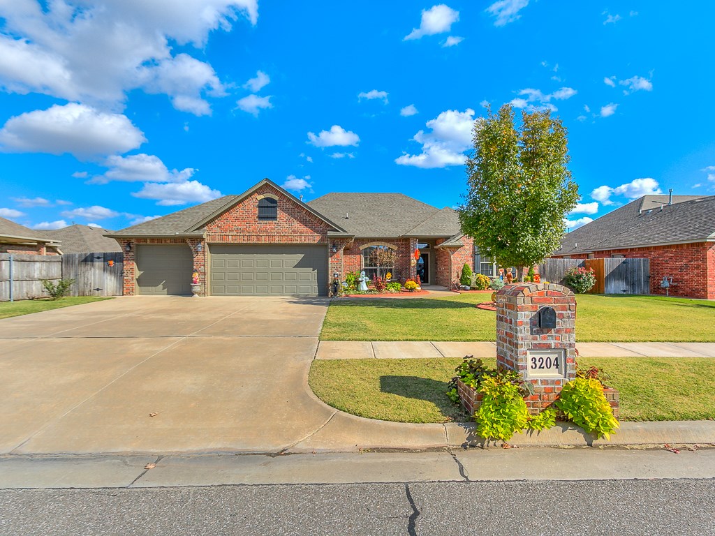 3204 Birch Dr, Moore, OK 73170 photo 1