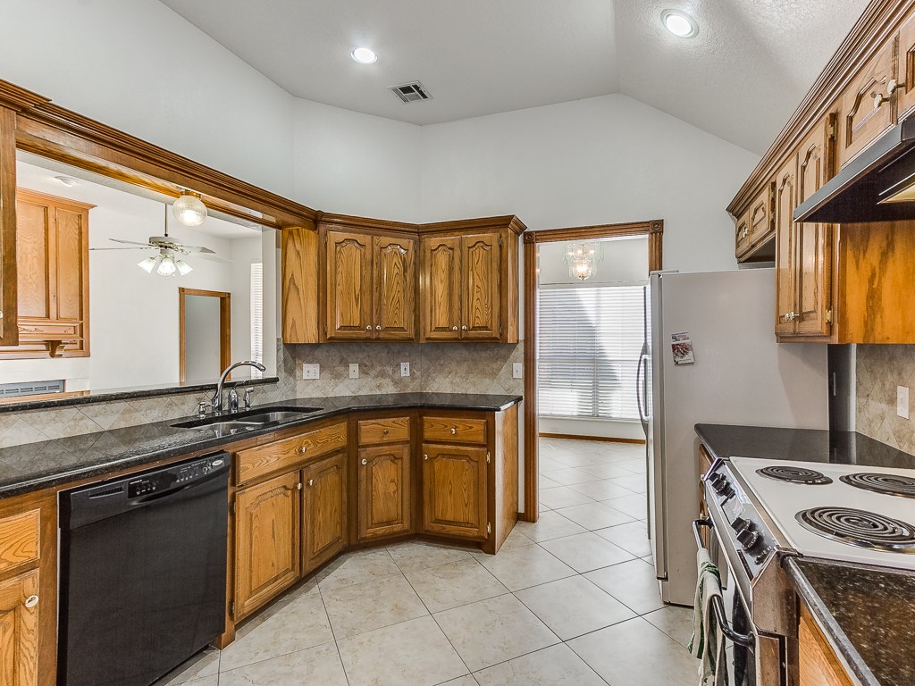 640 Fire Light Dr, Moore, OK 73160 photo 5