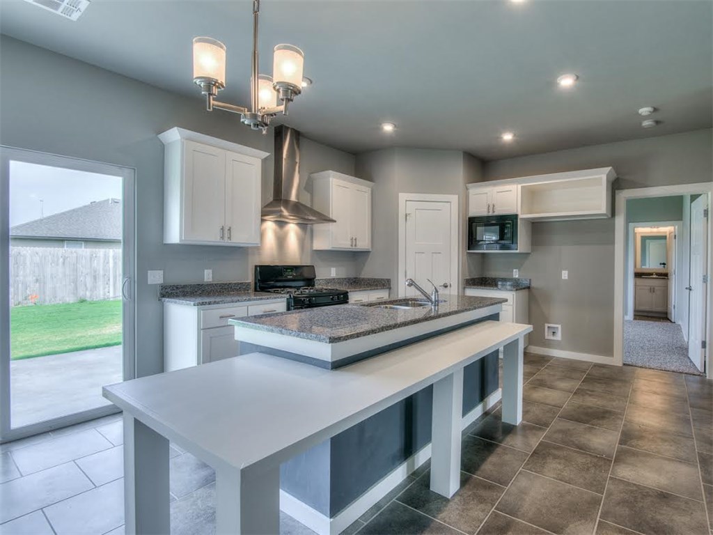 809 Lakeview Dr, Moore, OK 73160 photo 6