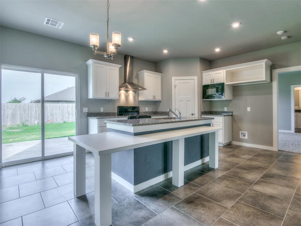 809 Lakeview Dr, Moore, OK 73160 photo 3