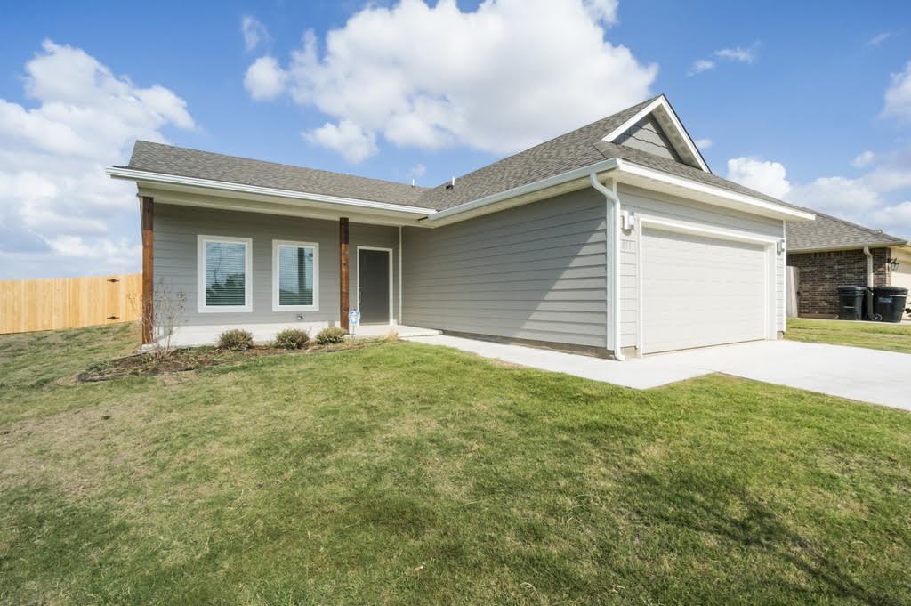 809 Lakeview Dr, Moore, OK 73160 photo 1