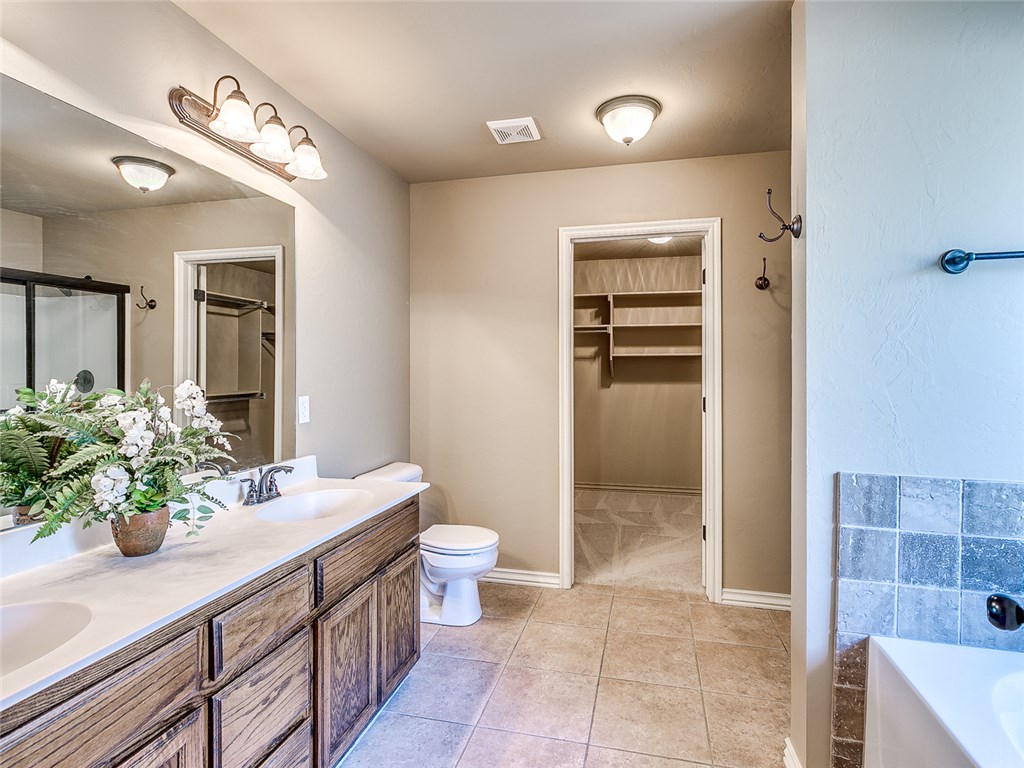 4237 Red Apple Ter, Moore, OK 73160 photo 17