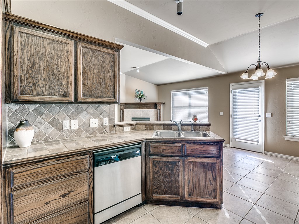 4237 Red Apple Ter, Moore, OK 73160 photo 14