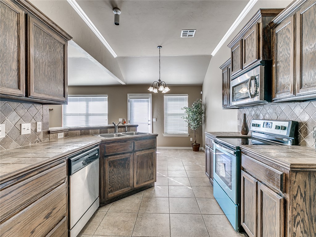 4237 Red Apple Ter, Moore, OK 73160 photo 12