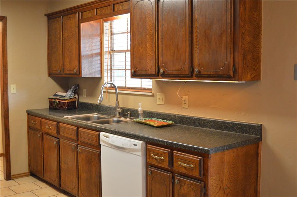 323 E Carson, Mustang, OK 73064 photo 32