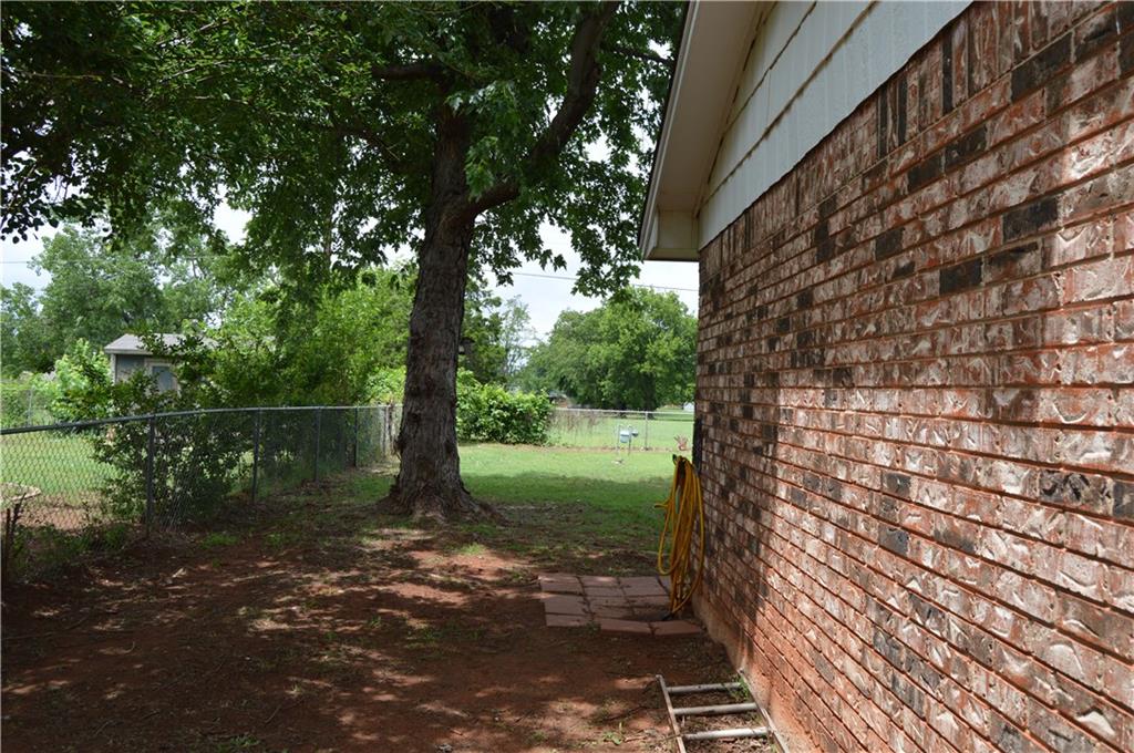 323 E Carson, Mustang, OK 73064 photo 3
