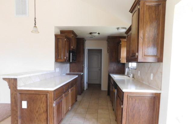 217 Glover Cir, Elgin, OK 73538 photo 5
