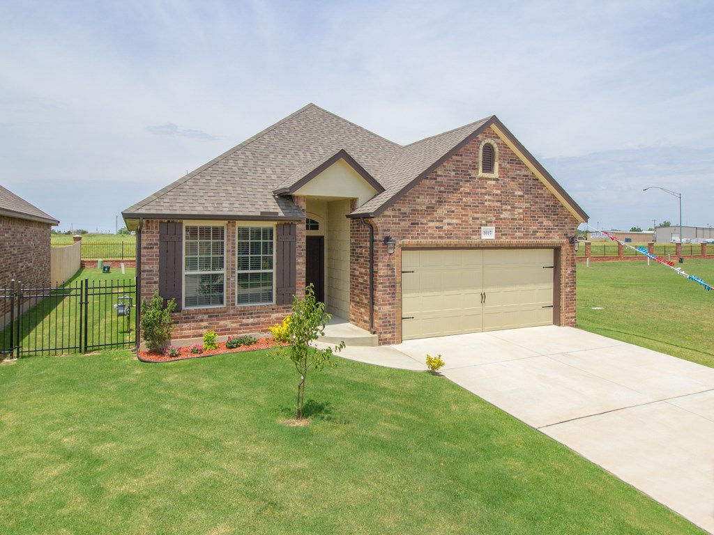 1017 Golden Leaf Dr, Moore, OK 73160 photo 1