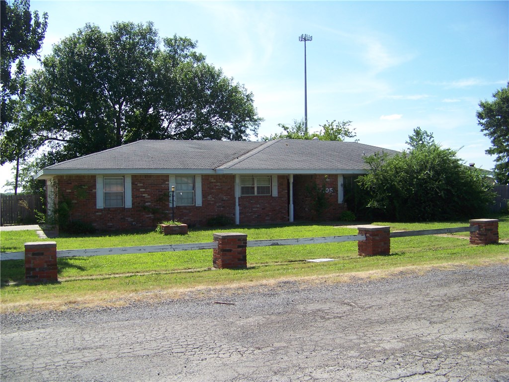 305 Brakefield Dr, Wayne, OK 73095 photo 1