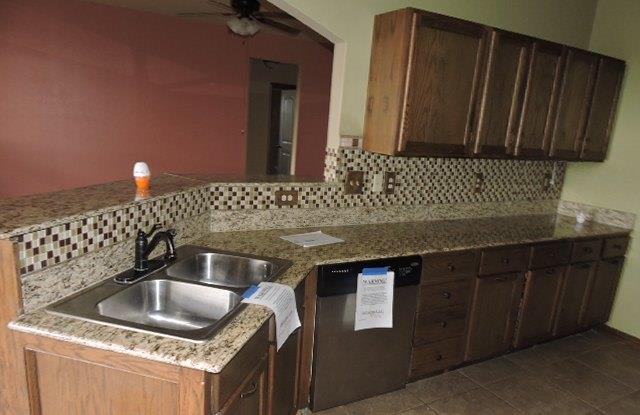 1604 Camelot St, Tuttle, OK 73089 photo 5