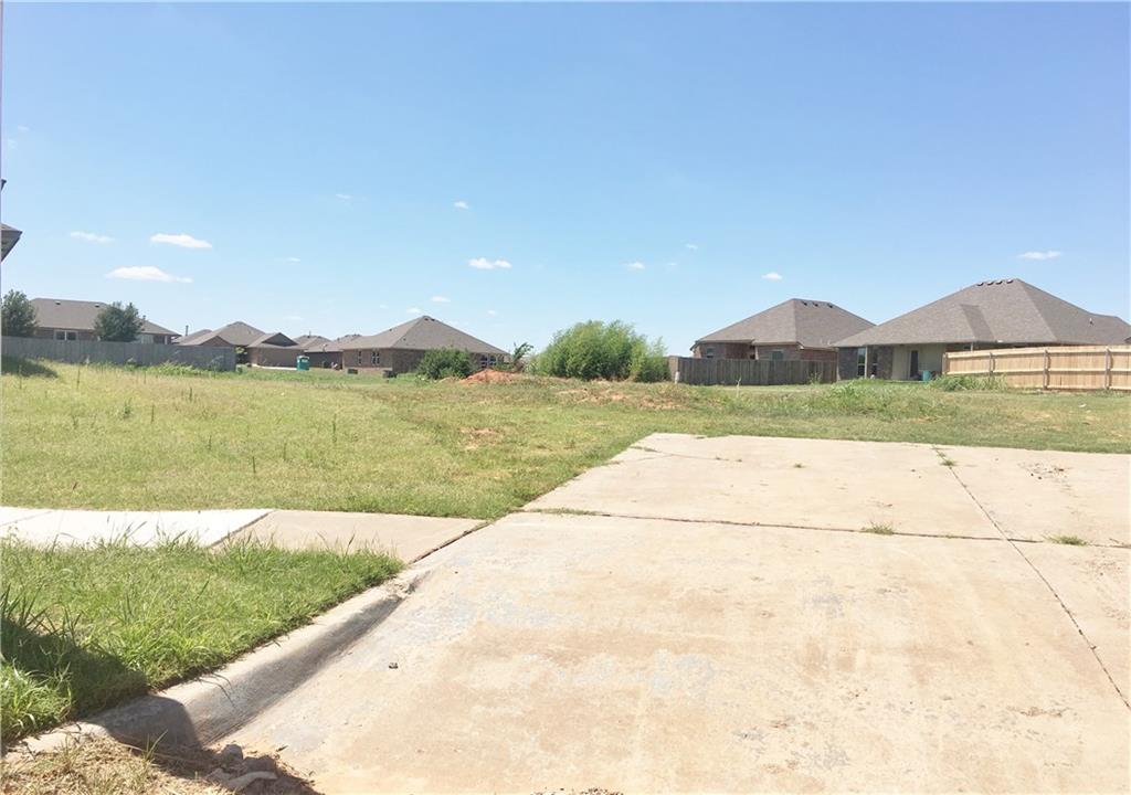 821 Lakeview Dr, Moore, OK 73160 photo 1