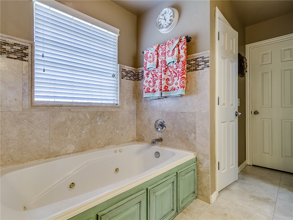 4601 Mackenzie Dr, Moore, OK 73160 photo 32