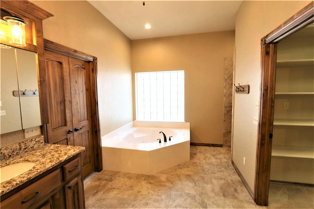 748 Schumann Ct, Tuttle, OK 73089 photo 6