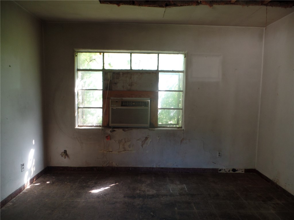 402 NW 3rd St, Minco, OK 73059 photo 5