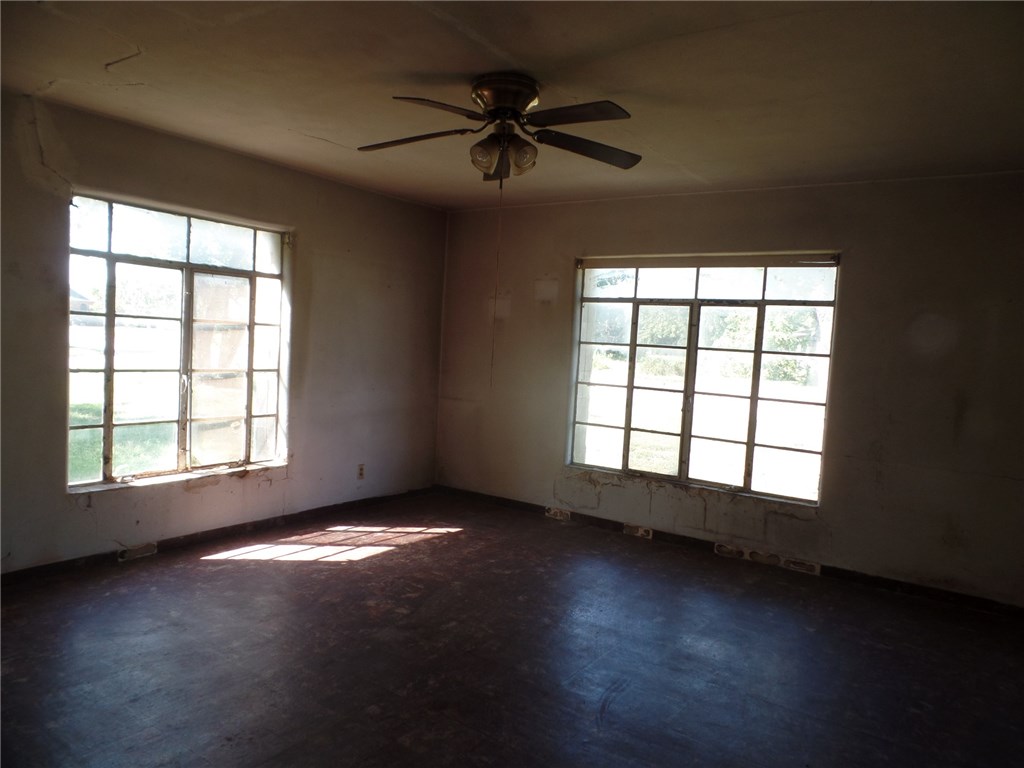 402 NW 3rd St, Minco, OK 73059 photo 7