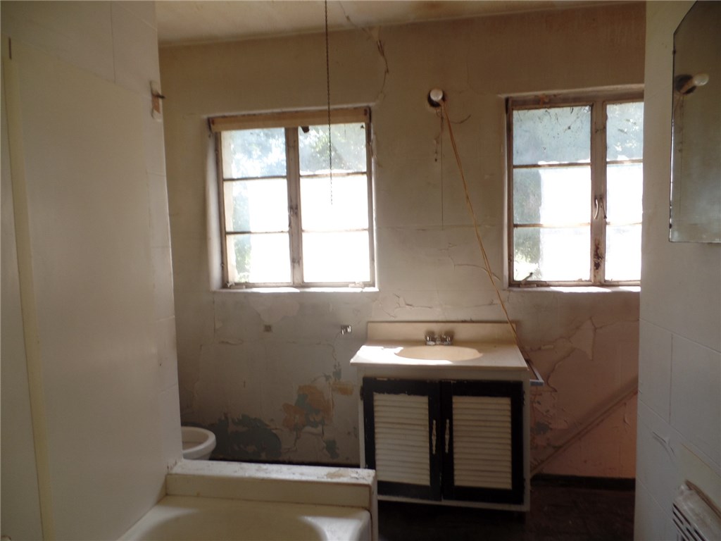 402 NW 3rd St, Minco, OK 73059 photo 8