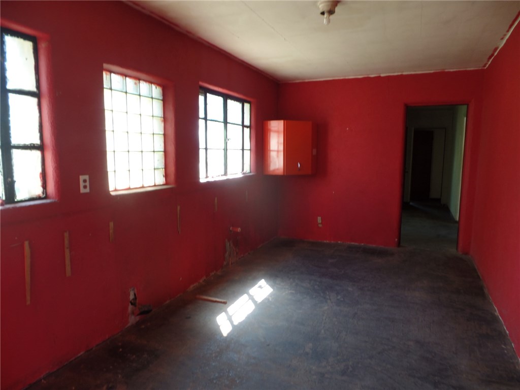 402 NW 3rd St, Minco, OK 73059 photo 4