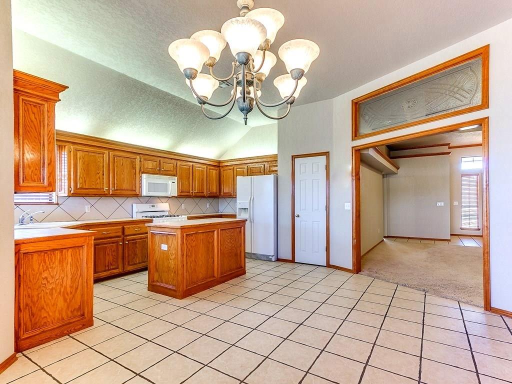 2005 Oak Dr, Moore, OK 73170 photo 4