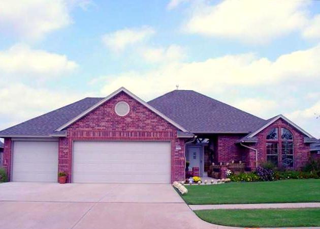 2005 Oak Dr, Moore, OK 73170 photo 1